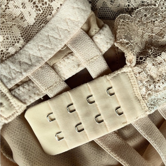 La Vie En Rose lace Bralette. Peachy pink colour. Size Large - Picture 6 of 9